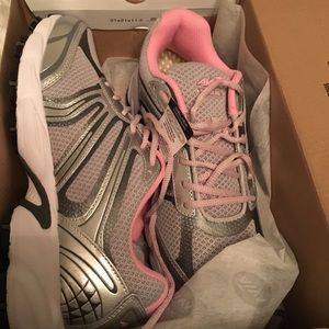 Nwt avia sneakers